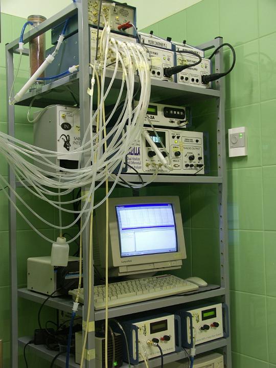 PICT0129.jpg - Laboratorium Bioenergetyki (respirometr)